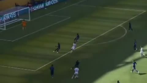 Look at Vinicius Junior here, no movement no coordination.