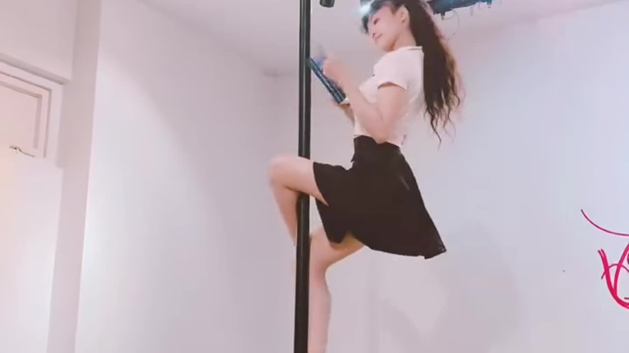 Incredible Pole Dance Skills! Effortlessly Reading While Holding a Stunning Pose!
