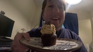 Eating cupcake 🧁 😋