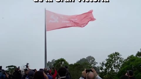 Bandera soviética ondea en Venezuela por el Día de la Victoria
