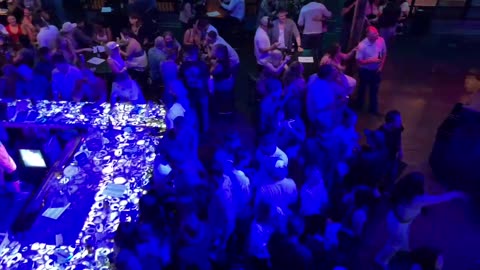 NASHVILLE TN LIVE BROADWAY STREET / PEOPLE WATCHING / BANDS WATCHING / BARS