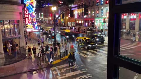 NASHVILLE TN LIVE BROADWAY STREET / PEOPLE WATCHING / BANDS WATCHING / BARS
