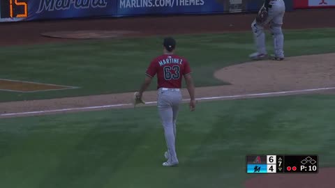 MLB - Justin Martinez fires one in at 102 MPH to strand the bases loaded 🔥