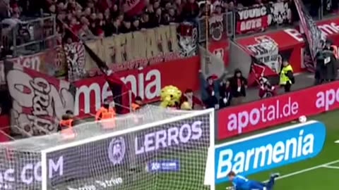 How many seconds from freekick to goal? 👀 #Bayer04 #Leverkusen #Bundesliga