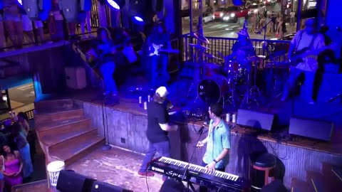 NASHVILLE TN LIVE BROADWAY STREET / PEOPLE WATCHING / BANDS WATCHING / BARS