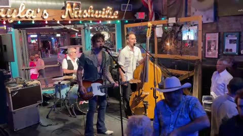 NASHVILLE TN LIVE BROADWAY STREET / PEOPLE WATCHING / BANDS WATCHING / BARS