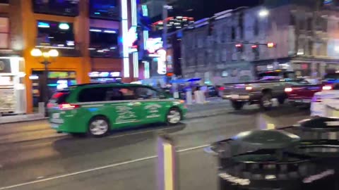 NASHVILLE TN LIVE BROADWAY STREET / PEOPLE WATCHING / BANDS WATCHING / BARS