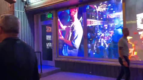 NASHVILLE TN LIVE BROADWAY STREET / PEOPLE WATCHING / BANDS WATCHING / BARS