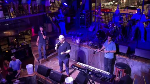 NASHVILLE TN LIVE BROADWAY STREET / PEOPLE WATCHING / BANDS WATCHING / BARS