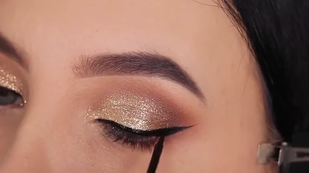 Classic Golden Glitter Eye Makeup | Holiday Glam Eye Look Tutorial.