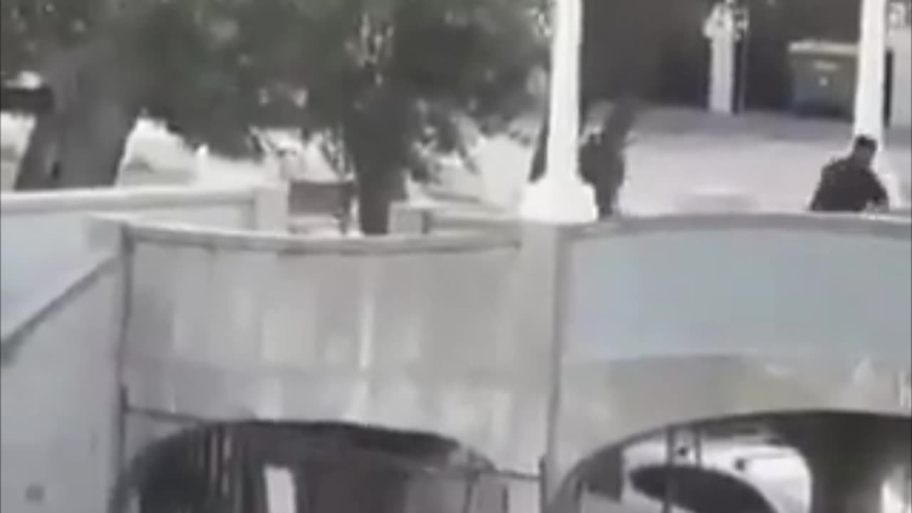 Burri i guximshëm i heq armën nga dora agresorit në Australi