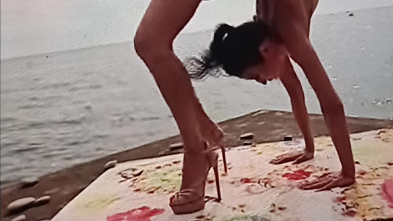 Spectacular flexibility showcase by the ocean
