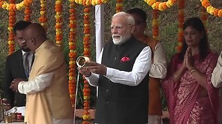 PM Modi offers Ganga Jal into Ganga Talao in Mauritius