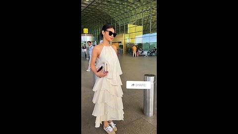Bollywood Actress Mouni Roy Was Spotted at Mumbai Airport With Beautiful Looks ❤️🥰🔥