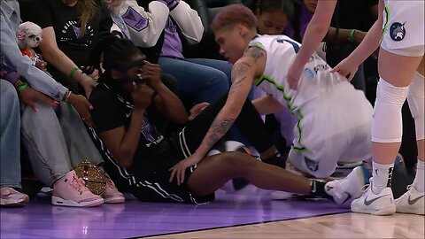 🤕 Tiffany Hayes RE-INJURES nose after collision | Golden State Valkyries WNBA women's basketball