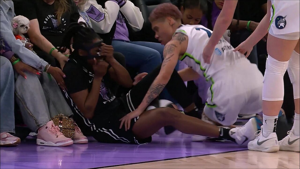 🤕 Tiffany Hayes RE-INJURES nose after collision | Golden State Valkyries WNBA women's basketball