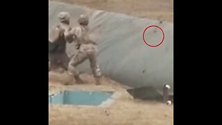 Recluta chino lanza una granada y casi explota junto con su instructor