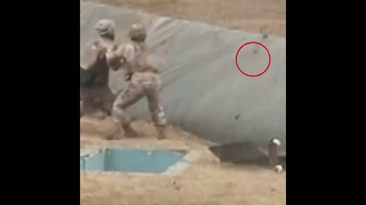 Recluta chino lanza una granada y casi explota junto con su instructor