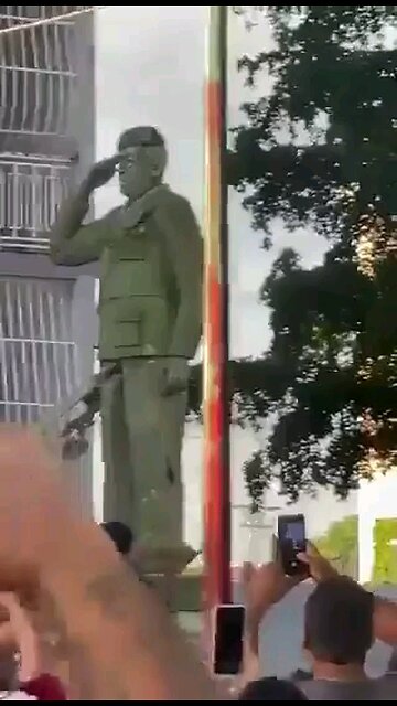The Venezuelan people are toppling the statues of the anti-Semitic socialist dictator Maduro.