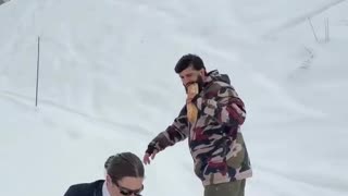 Arman Tsarukyan Falls While Eating on Snowboard