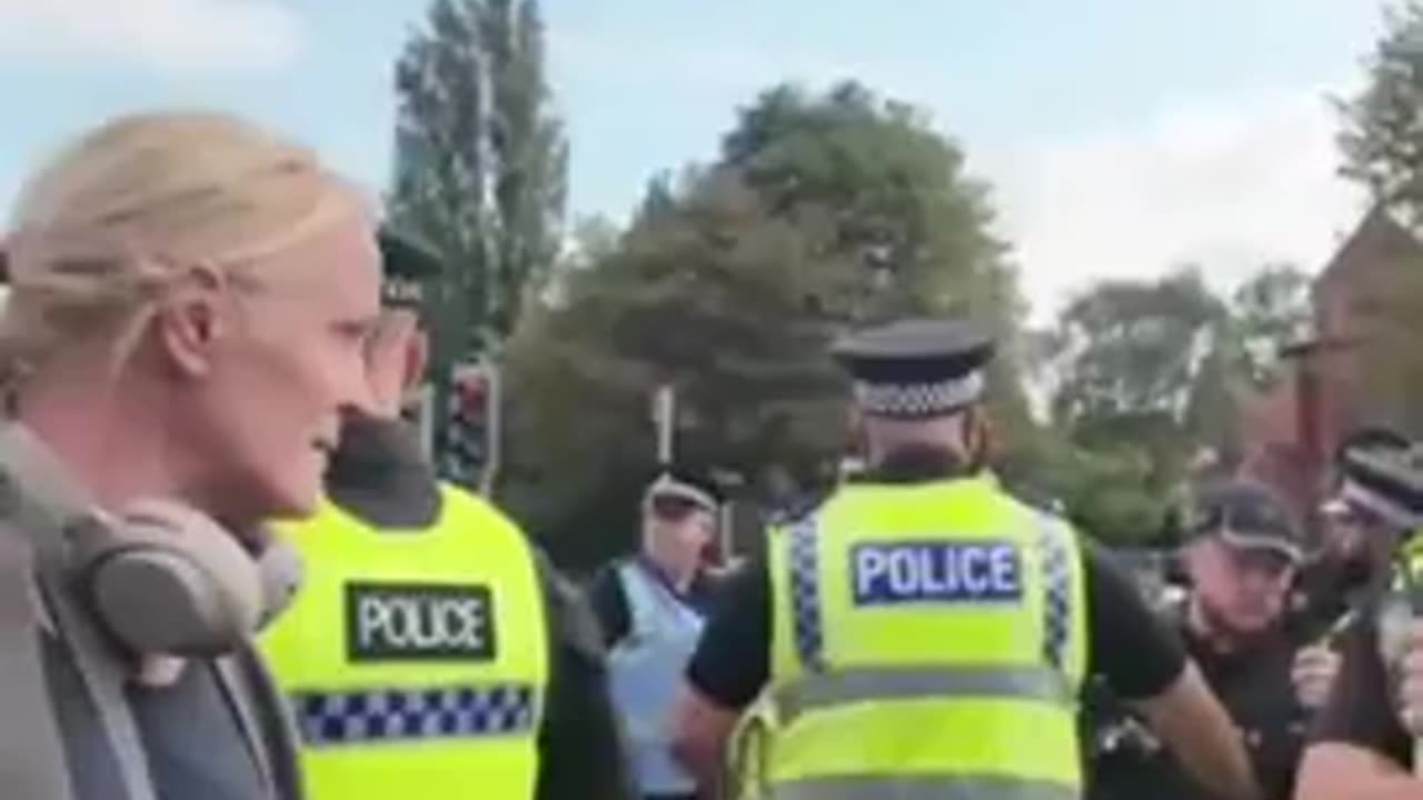 Are the Police Traitors？