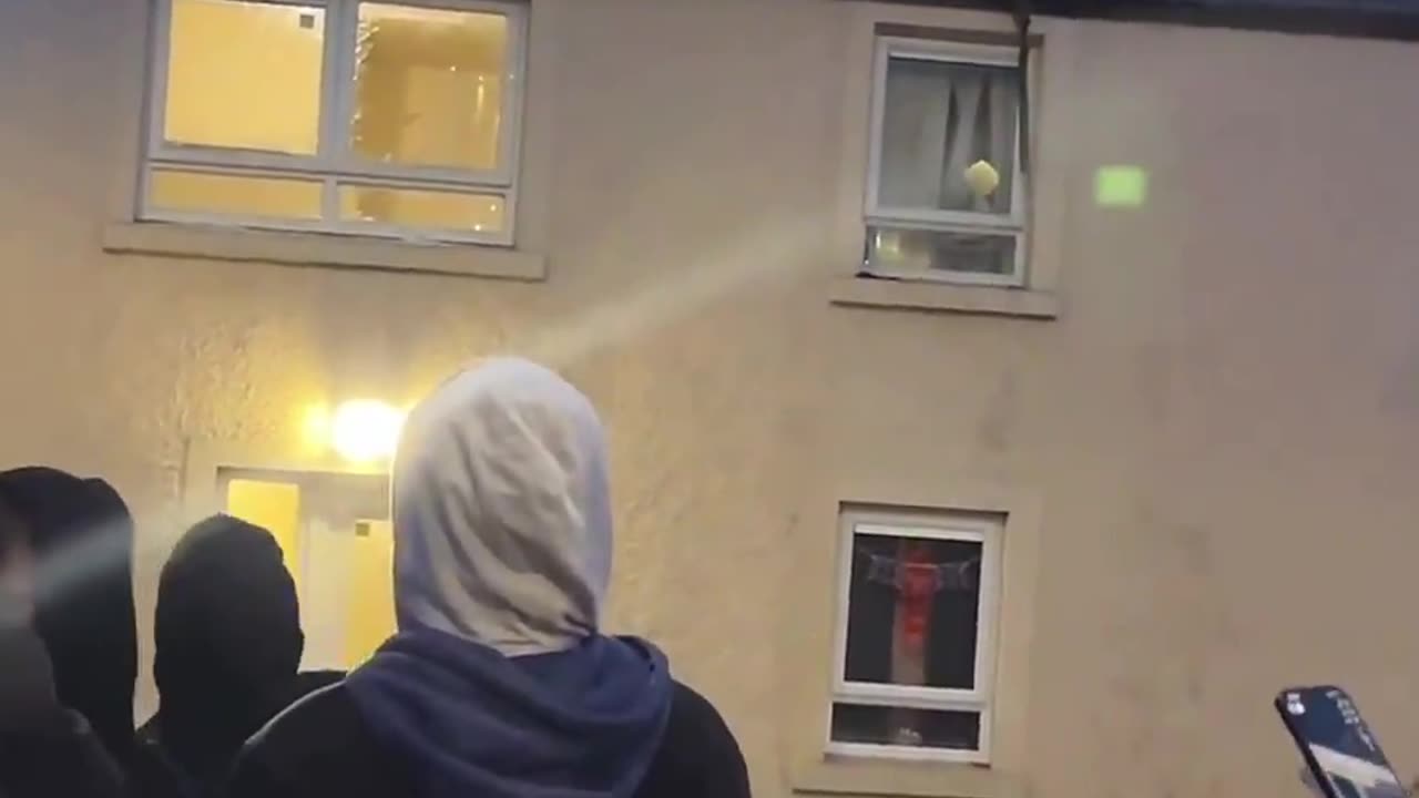 🚨 Rioters break house windows in Ballymena, Northern Ireland.