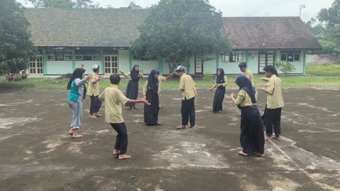 LATIHAN JOGET KARNAVAL 2 SMPN 3 TEMPEH