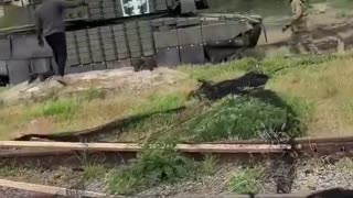Heavily Armored Abrams Struggles to Clear a Small Obstacle — Only Good for Roads