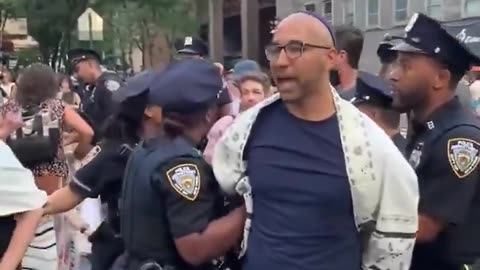 #Gaza #New York: 11 Jewish rabbis arrested for demonstrating against the genocide in Gaza