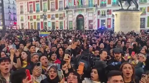 Hàng ngàn người Venezuela tập trung ở Puerta del Sol, #Madrid, để kỷ niệm sự sụp đổ...