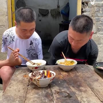 Men with amputated arms eat together!.hd