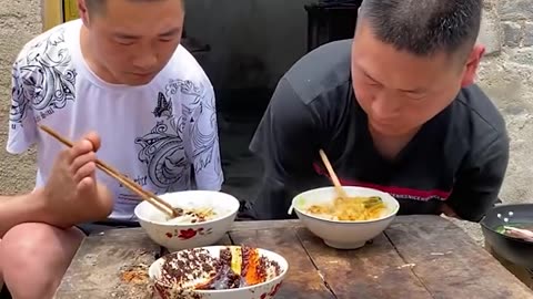 Men with amputated arms eat together!.hd