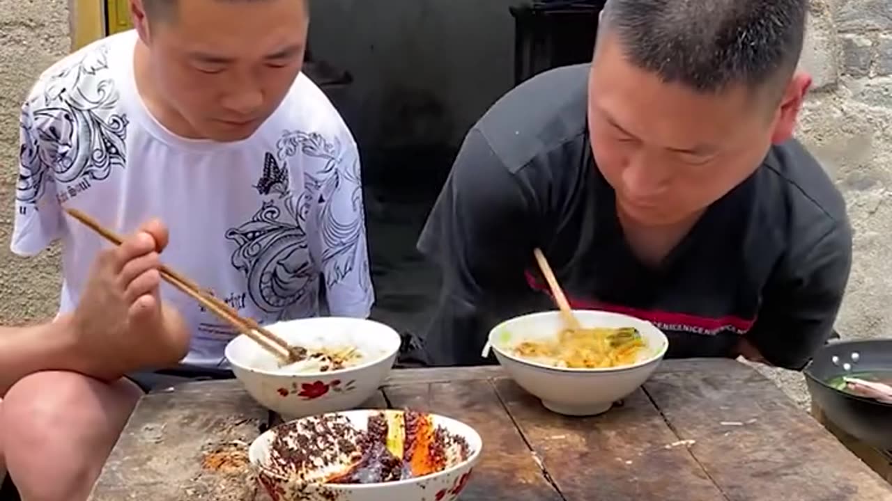 Men with amputated arms eat together!.hd