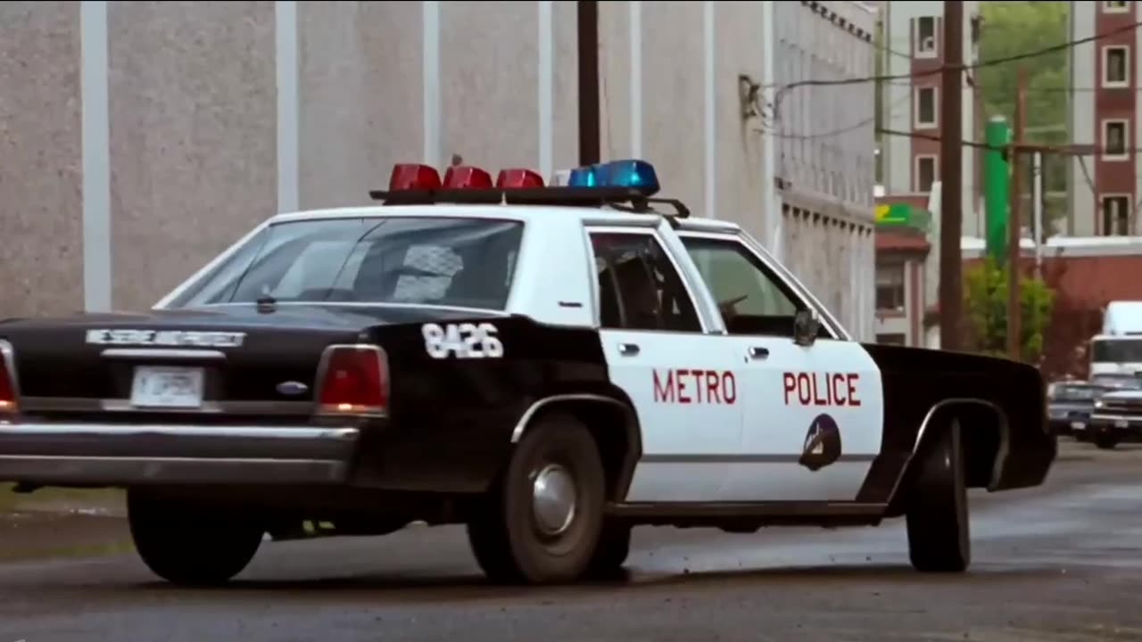 Assassins (1995) - Officers Down 🎬