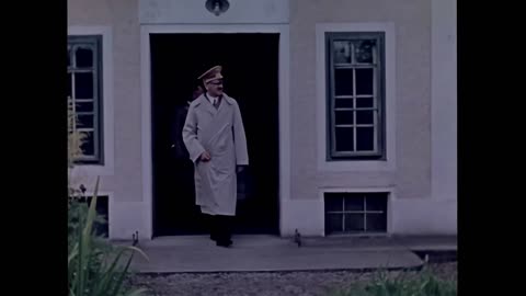 Hitler visita su antigua escuela