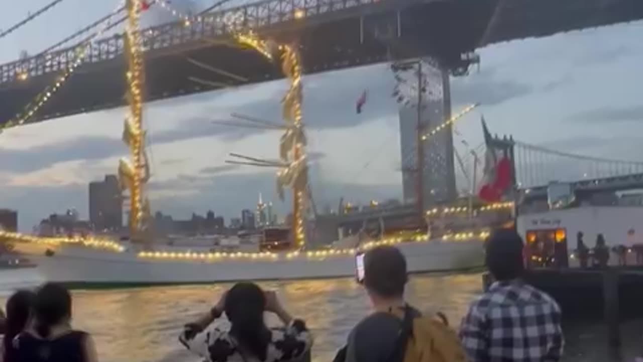 Mexican ship strikes Brooklyn Bridge
