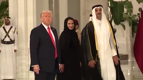 🚨🔥President Trump gives the press his signature fist pump...