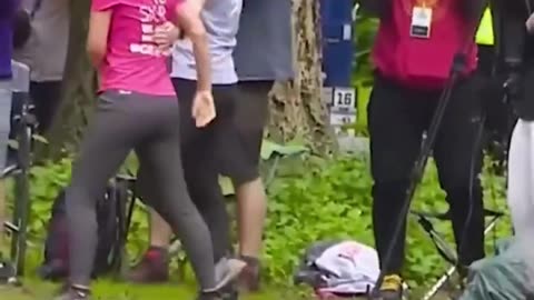 Perfect Aim! 💪🔥 Disc Golf Queen Rules the Field! 🥏👑#DiscGolf 🥏 #UltimateShot 🎯 #SportsQueen 👑