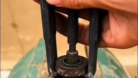 अंधे बहरे और गूंगे बनकर जीना सीखो