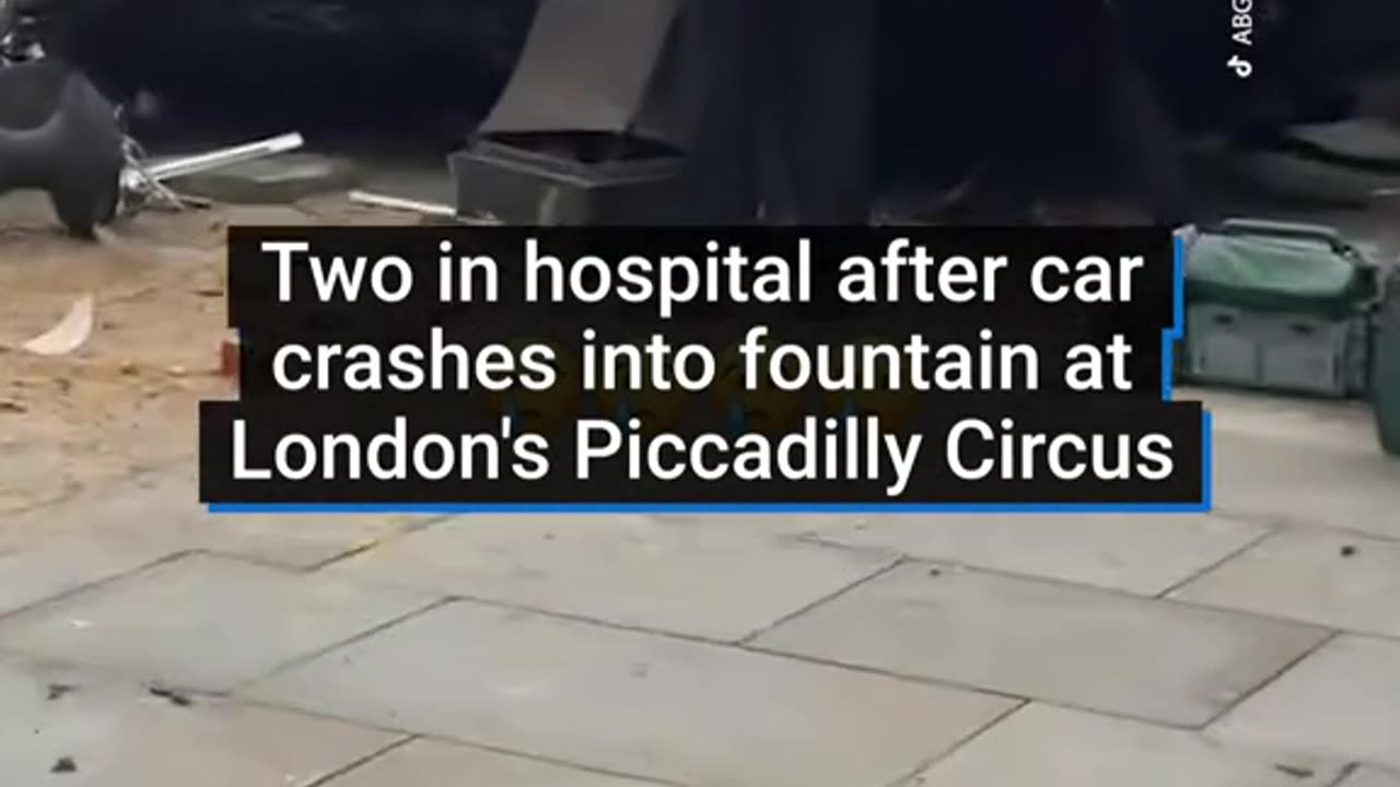 Двое человек госпитализированы после того, как автомобиль врезался в фонтан