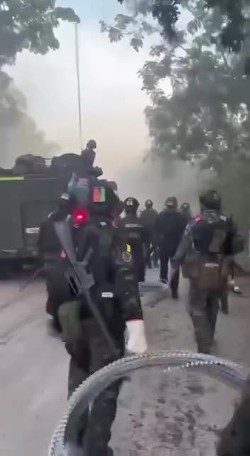 Dec10,2025 _ A group of Thai soldiers, armed with weapons and weapons including barbed wire,