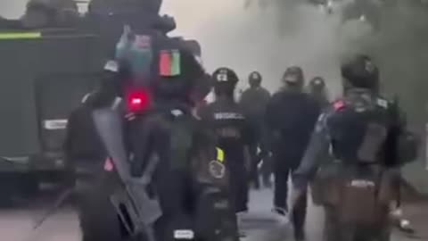 Dec10,2025 _ A group of Thai soldiers, armed with weapons and weapons including barbed wire,