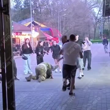 🇺🇦 Ukrainian boys beat a soldier unconscious.