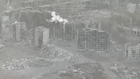 🎯 A tank of the NGU "Lyut" goes out to practice on Russian soldiers hiding in high-rise buildings.