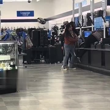 🚨🛍️ GIRL ATTACKS EMPLOYEE WITH PEPPER SPRAY