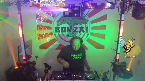 Udo Bee, mixing Houseclassics, Tranceclassics.