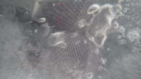 hopsající legíny jsou vidět skrz balónek