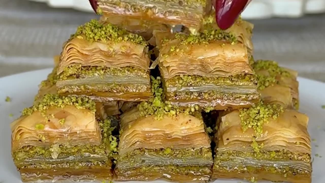Pistachio BaklawaThis baklawa is made with layers ❤️😍😍