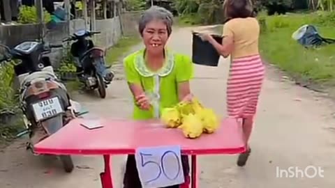 "250 کے پھل… مگر خریدار نکلی چالاک! | Clever Buyer at Fruit Stall 😂"