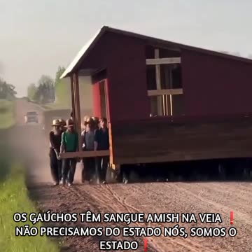 Os gaúchos têm sangue Amish na veia ❗Não precisamos do estado nós, somos o estado❗Um lindo vídeo de 50 homens Amish e seus filhos na Pensilvânia carregando um pequeno celeiro por mais de um quilômetro na terra.